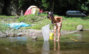 女子小学生　水遊び　裸 川原で水遊びをする小学生2人のパンチラを押さえたペドおじさん ...